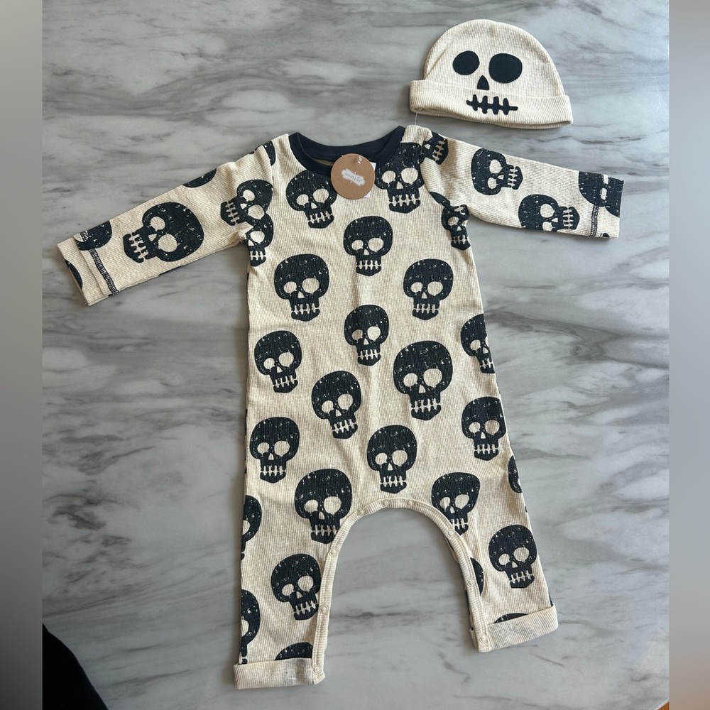 Mud Pie Cream and Black Skull Footies6-9M  NWT